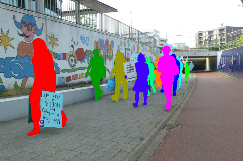 Foto met silhouetten van de deelnemers die een tunnel uit lopen.