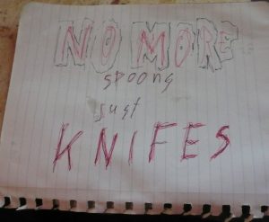 Papier met daarop geschreven "no more spoons, just knifes".