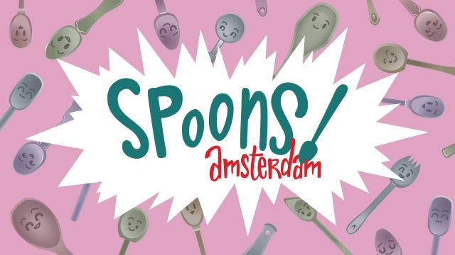 Det tekst "Spoons! Amsterdam" met op de achtergrond verschillende lepels met blije gezichtjes.